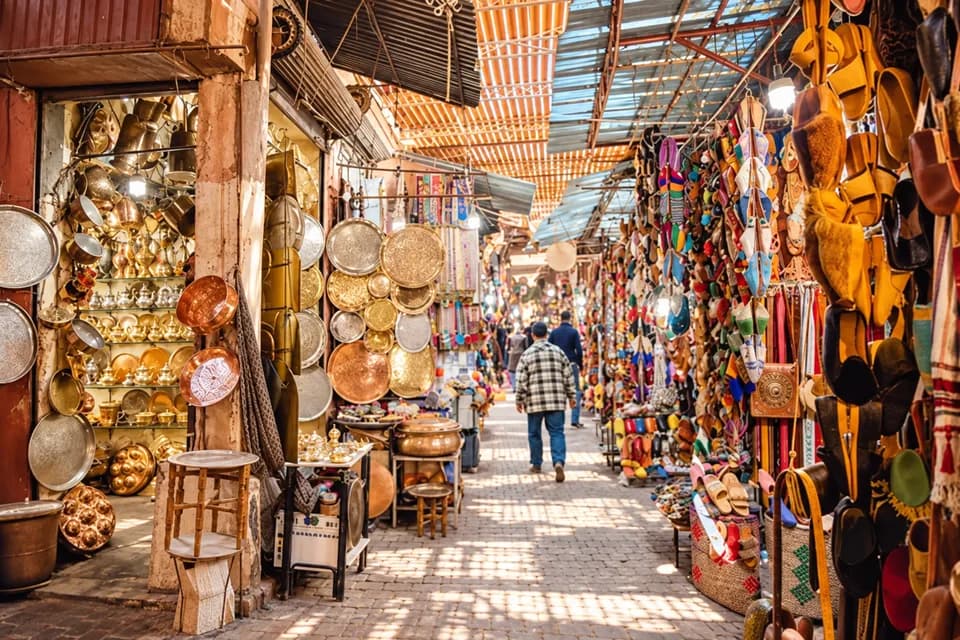 AI-bewerkte sfeerfoto: een drukke souk in de medina van Marrakech
