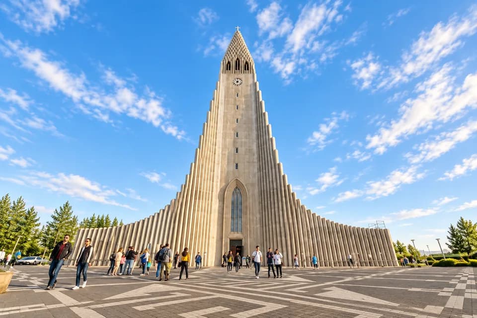 AI-bewerkte sfeerfoto: de Hallgrímskirkja-kerk in Reykjavik tegen een blauwe lucht