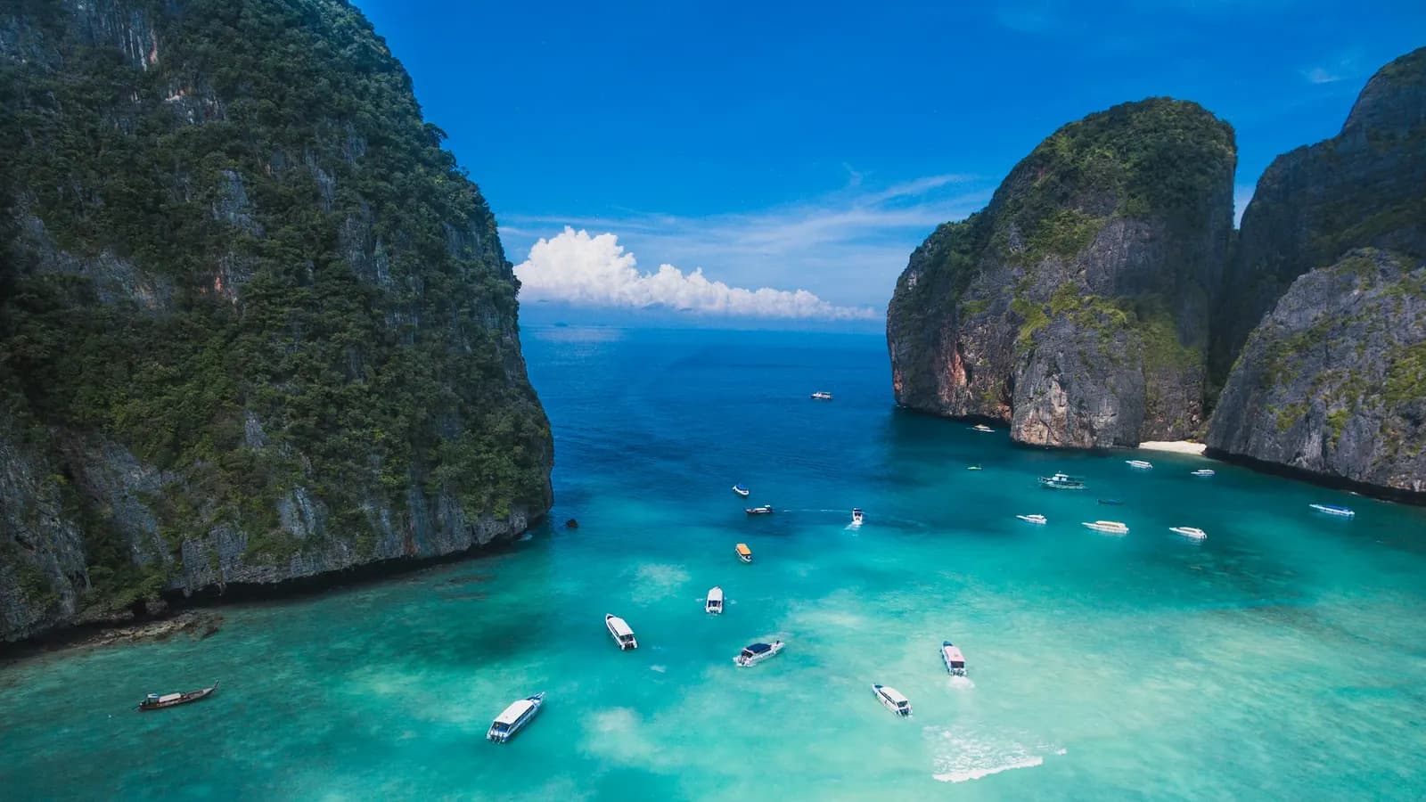 Maya Bay bij Koh Phi Phi, met kalksteenrotsen en boten in turquoise water
