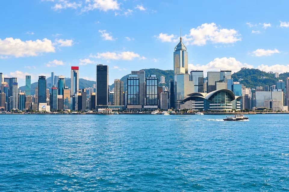 AI-bewerkte sfeerfoto: de skyline van Hongkong gezien over Victoria Harbour