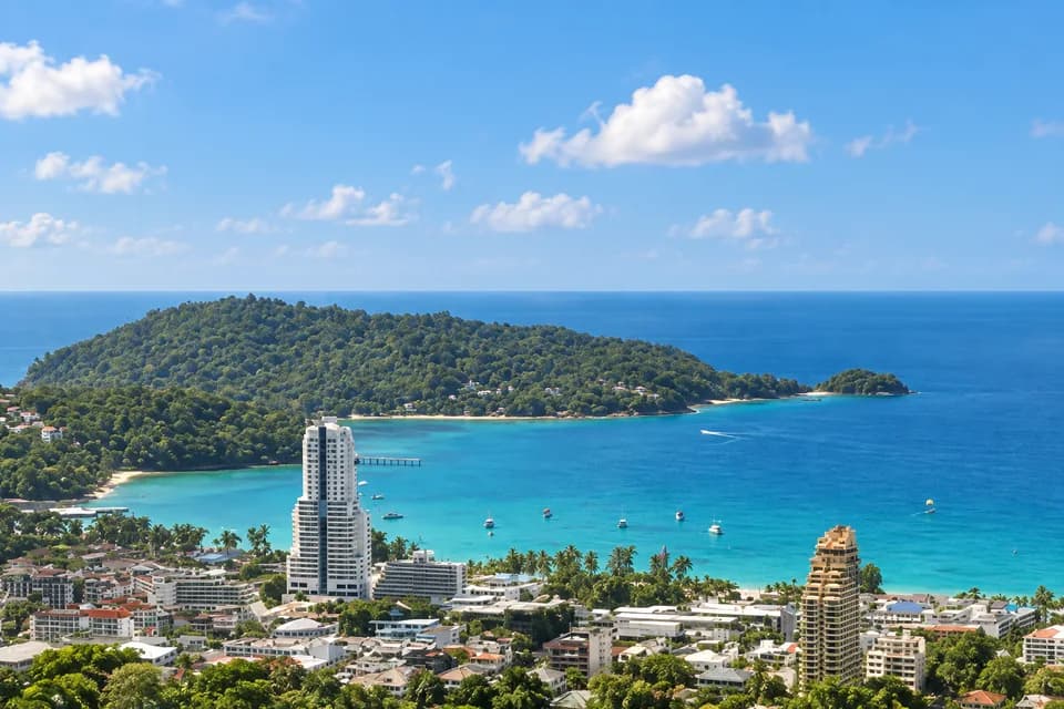 AI-bewerkte sfeerfoto: Patong Bay op Phuket vanuit de lucht