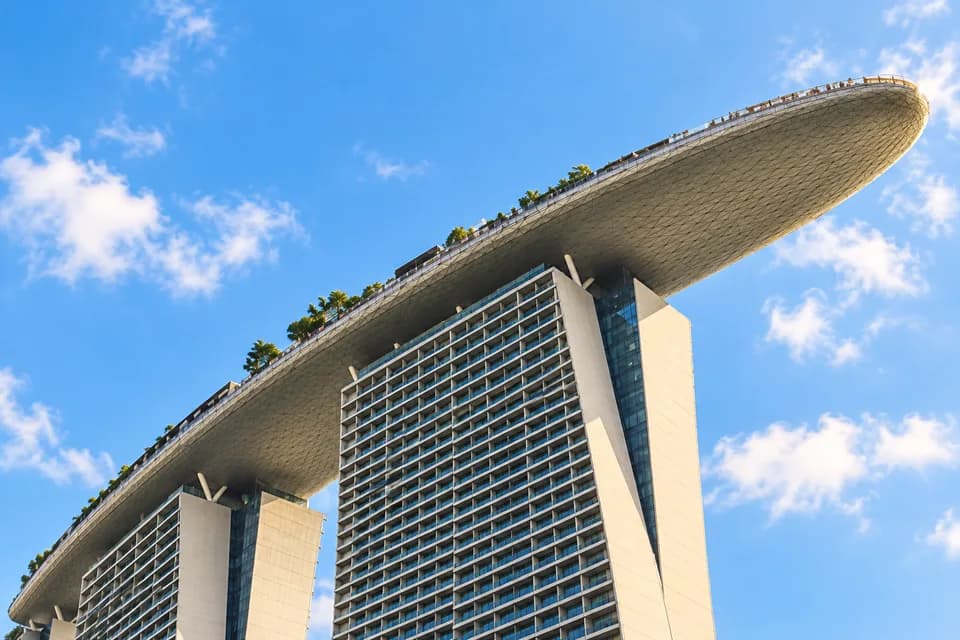 AI-bewerkte sfeerfoto: het SkyPark-dak van Marina Bay Sands in Singapore