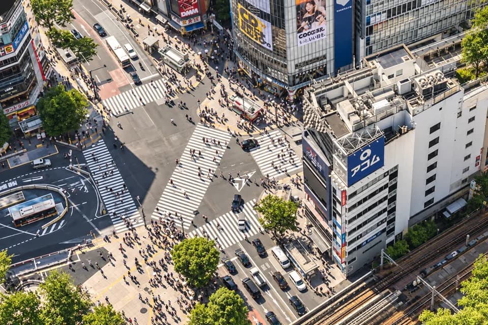 AI-bewerkte sfeerfoto: luchtfoto van de Shibuya-kruising in Tokio